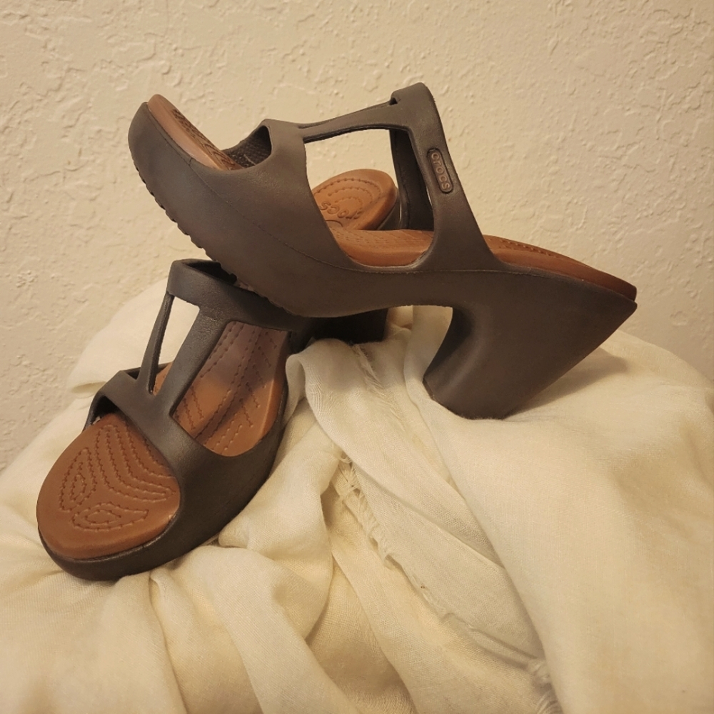 Crocs Size 7 Brown and Bronze 3 1/2" heel